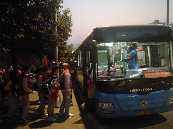 “定制公交”从九龙坡区人和中学开往民安华福小区