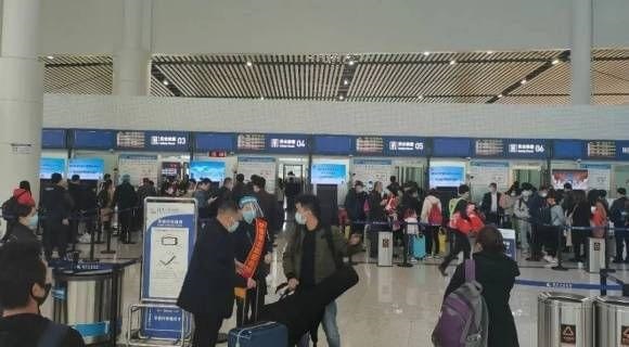 2021年3月1日正式开通自贡、富顺往返泸州云龙机场的定制客运班车