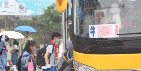 大江中心小学在本学期开学共开设了9条“定制公交”专线