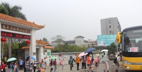 大江中心小学在本学期开学共开设了9条“定制公交”专线