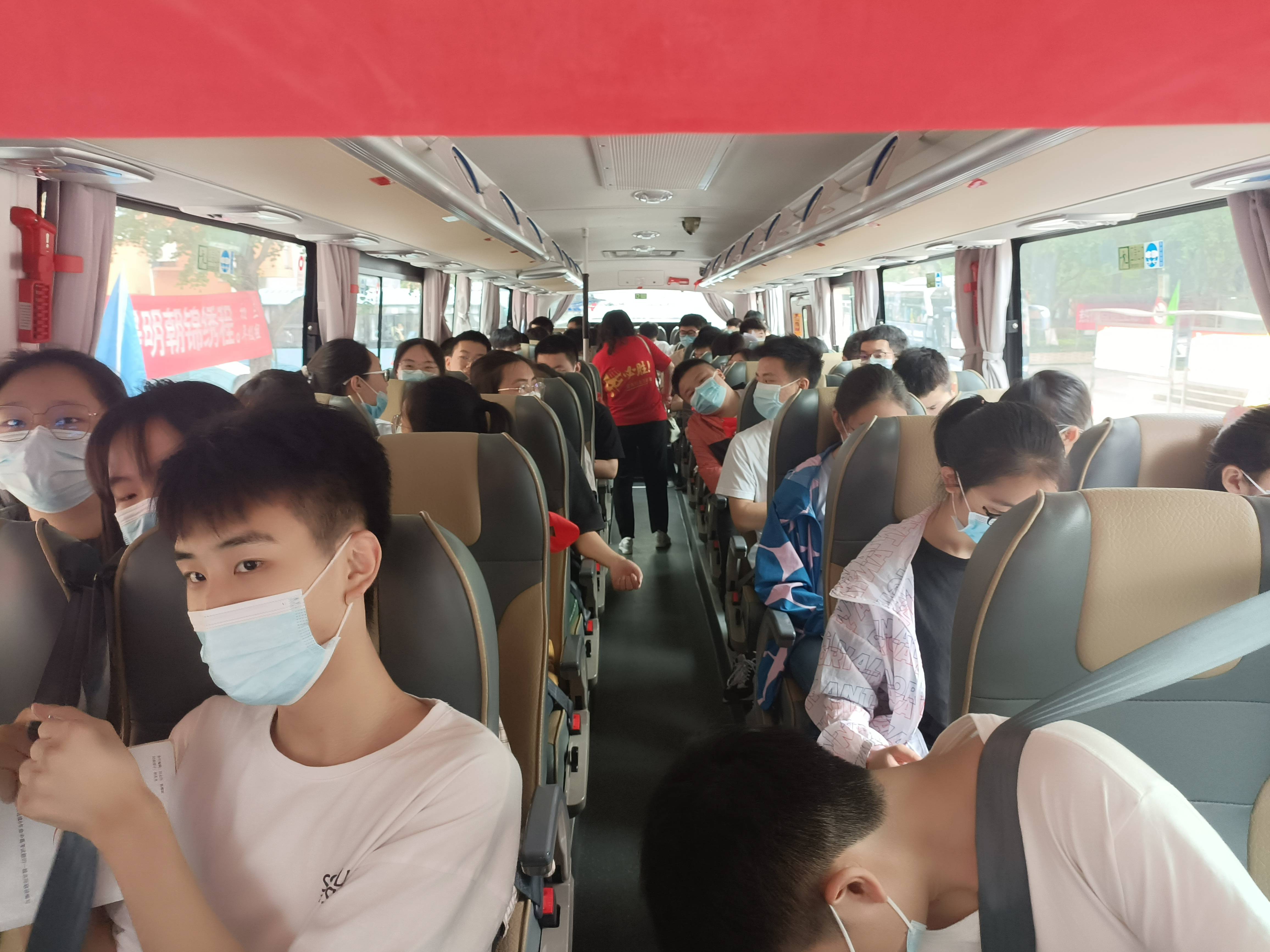 重庆高考定制公交，为学生加油打气！