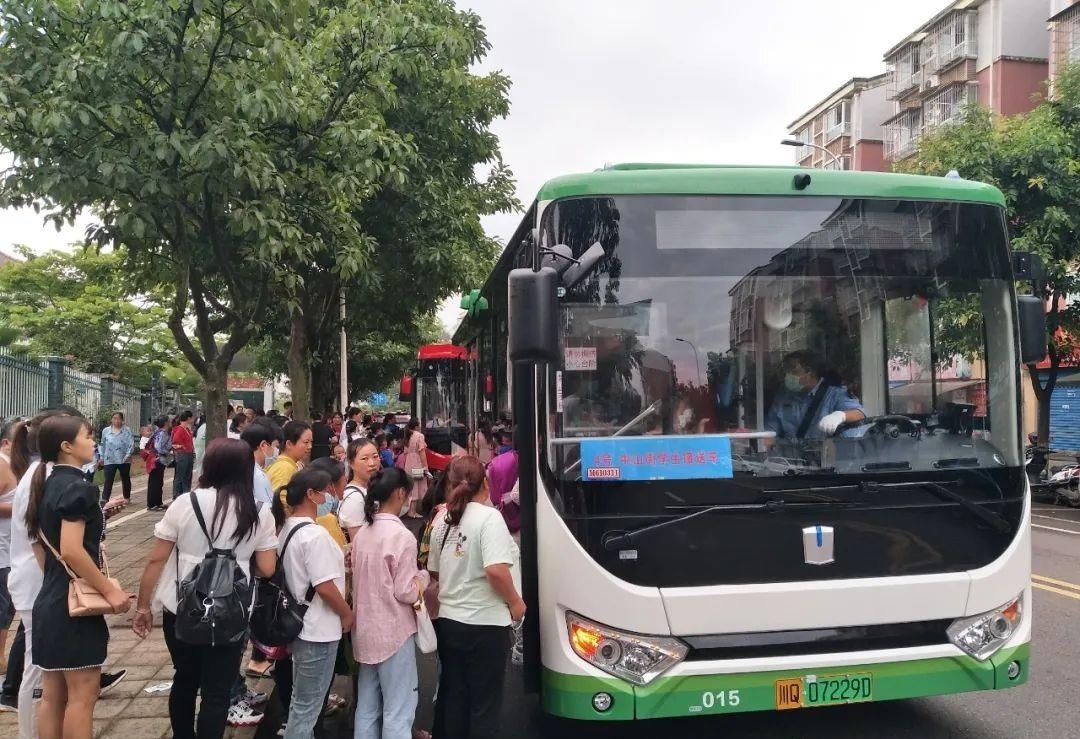 屏山为宜宾市中山街小学1000余名学生开通定制公交服务