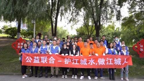 8月31日，吉林市五家代驾公司在江滨公园开展环保公益活动