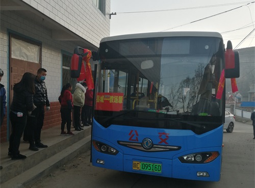11月30日，陇县通往流渠村南坡的定制公交车正式开通