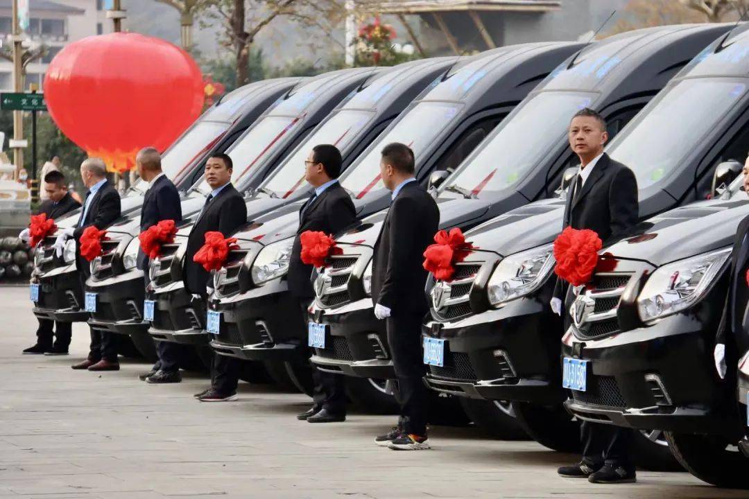 12月3日，九寨沟县至成都市定制客运班线开通仪式举行