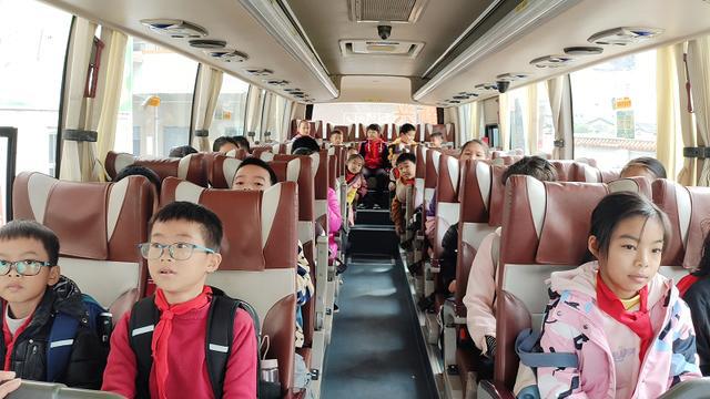 新兴县为有效解决当地学生上学难问题，开展农村定制客运服务